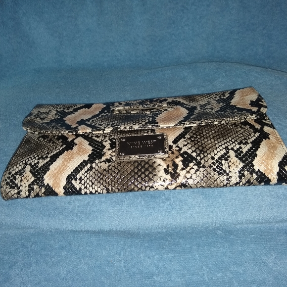Nine West faux snakeskin clutch. - Picture 3 of 7